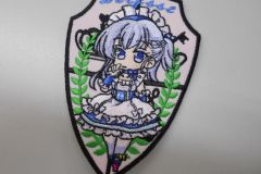 ピンク色の生地にメイド服を着たキャラクターの全身を刺繡した、オリジナル刺繡ワッペンの制作実績。
