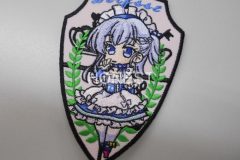 ピンク色の生地にメイド服を着たキャラクターの全身を刺繡した、オリジナル刺繡ワッペンの制作実績。