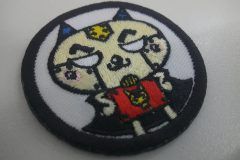 猫のロボットは黄色い馬のイラストの赤い服を着てマントを羽織っているキャラクターの刺繡をした、オリジナル刺繡ワッペンの制作実績。