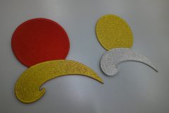 雲と太陽、満月を刺繡した、二種類のオリジナル刺繡ワッペンの制作実績。