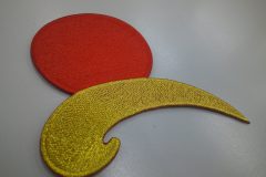 金糸で描いた雲の上に赤の太陽の刺繡をした、オリジナル刺繡ワッペンの制作実績。