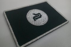 黒色の生地に銀糸で国旗と中心にロゴマークを刺繡した、オリジナル刺繡ワッペンの制作実績。