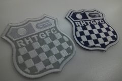 レースで使用されるチェッカーフラッグをモチーフにチーム名刺繡した、オリジナル刺繡ワッペン二種類色違いの制作実績。