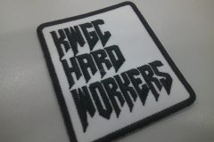 白い生地に黒糸で会社のスローガンを刺繡した、オリジナル刺繡ワッペンの制作実績。