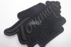 黒の生地に黒の糸で全部刺繍した、レーシングサービスチームのオリジナル刺繡ワッペンの制作実績。