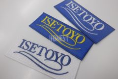 三種類の生地にそれぞれ単色で企業ロゴを刺繡した、オリジナル刺繡ワッペンの制作実績。
