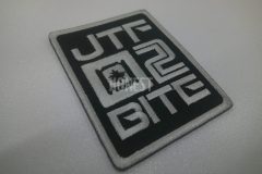 黒色の生地にグレーの糸で企業ロゴを刺繡した、オリジナル刺繡ワッペンの制作事例。