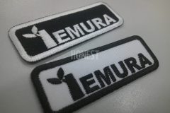 白と黒のモノクロで社名を刺繡した、二種類のオリジナル刺繡ワッペンの制作実績。