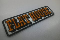 白色の生地に黒色で影を付けたオレンジ色の文字で店名を刺繡した、オリジナル刺繡ワッペンの制作事例。