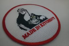 白い生地に黒糸で困ってるゴリラのイラストを刺繡した、オリジナル刺繡ワッペンの制作事例。