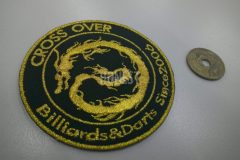 黒のエンブクロス生地をベースに金糸でビリヤード店のオリジナルロゴを加工した、オリジナル刺繍ワッペンの制作実績。躍動感のある糸の流れで表現。