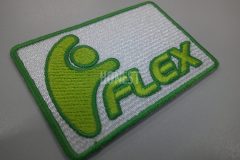 企業ロゴを淡いグリーン・濃いグリーンと濃淡をつけ、洗練された印象に仕上げた、刺繍ワッペンの制作事例。