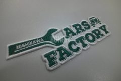 白のエンブクロス生地にモスグリーンで板金会社のロゴを刺繍ワッペンとして製作した実例。