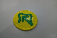黄色のアーバンツイル生地に緑の糸で耳マークを刺繍した、刺繍屋HONESTのワッペン制作実例。