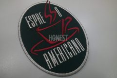 黒の生地にワインレッドと銀糸でアメリカンクラシックなデザインを刺繍したオリジナル刺繍ワッペン。