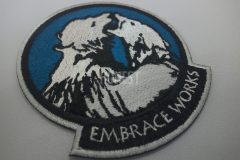 二匹の白クマが抱擁するグラフィックが目を引くアパレルブランドのオリジナル刺繍ワッペンの制作事例。