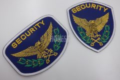 羽を広げた金の鷲と鍵のデザインの刺繡をした、警備会社のオリジナル刺繡ワッペンの制作実績。