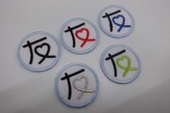 友の字の一部がハートの形を模しており、その部分のみ5パターンのカラーで刺繡したオリジナル刺繡ワッペンの制作実績。