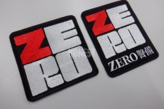 黒い生地に2パターンの配置で企業ロゴを刺繡したオリジナル刺繡ワッペンの制作実績。