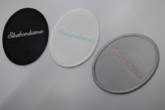 フェルト生地に筆記体で文字を刺繡したシンプルなオリジナル刺繡ワッペン三パターンの制作実績。
