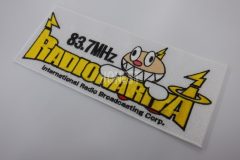 白色の生地にラジオ名とラジオ周波数、キャラクターを刺繍した、オリジナル刺繡ワッペンの制作実績。