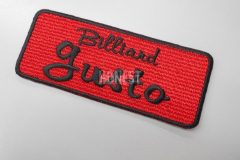 赤色のクロス生地に黒糸で社名を縁を刺繡した、オリジナル刺繡ワッペンの制作事例。