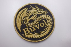 黒色の生地に金糸でドラゴンプロからイメージしたドラゴンとメーカー名を刺繡した、オリジナル刺繡ワッペンの制作実績。