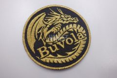黒色の生地に金糸でドラゴンプロからイメージしたドラゴンとメーカー名を刺繡した、オリジナル刺繡ワッペンの制作実績。