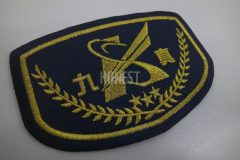黒色の生地に金糸で月桂冠と３つの星でロゴと企業名を支えている刺繡をした、オリジナル刺繡ワッペンの制作事例。