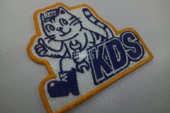 靴を履いてキャップを被った猫がスパナを持ったイラストと店名を刺繡した、オリジナル刺繡ワッペンの制作事例。