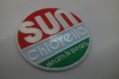 円を三分割してそれぞれを会社のカラーを表現し、白糸で会社名を刺繡した、オリジナル刺繡ワッペンの制作事例。