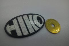 楕円形の中いっぱいにHIKOの文字を刺繡した、オリジナル刺繡ワッペンの制作事例。