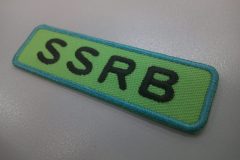 明るめのグリーンの生地に英字4文字を丸ゴシック体で刺繍した、発色の良いもったいないワッペンの作品事例。