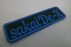 ブラックの生地に格好いい筆記体で店名を刺繍したもったいないワッペン。糸色はサックスブルー。