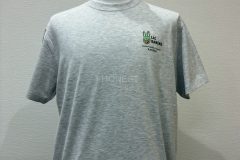 アッシュグレーのTシャツの左胸に企業ロゴを加工した、グループリントの制作事例。