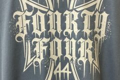 スモーキーブルーカラーのTシャツの背面にアパレルブランドの細やかなデザインを加工した、グループリントの制作実績のアップ。