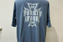 スモーキーブルーカラーのTシャツの背面にアパレルブランドの細やかなデザインを忠実に加工した、グループリントの制作実績。