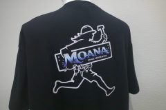 Tシャツの背面に白カラーのシルエット。そして企業名をブルー系のグラデーションで表現した、グループリントの加工事例。