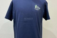 ネイビーホワイトカラーのTシャツの左胸に企業ロゴを加工した、グループリントの制作事例。