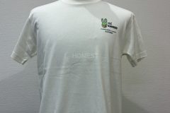 バニラホワイトカラーのTシャツの左胸に企業ロゴを加工した、グループリントの制作事例。