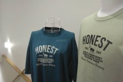 2色のTシャツに、2色のプリントカラーで店舗のロゴを美しく加工した、グループリントの加工事例。