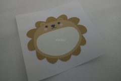 かわいいモグラのデザインをジェットシートとして加工。お腹の部分にペンで名前を書けることを示す事例。