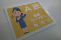 バスガイドのキャラクターデザインで用途的に非所に分かりやすいデザインとなった、屁ッとシートの試作事例。