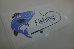 魚のデザインと鶴チームの文字が加工された、ジェットシートの試作事例。
