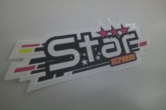 多色デザインを背景に、前面には文字を大きめに加工したジェットシートの制作事例。デザインに沿った任意形状で製作。