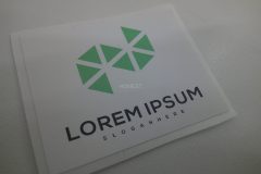 洗練された企業ロゴをシンプルに二色で加工した、ジェットシートの加工実績。綺麗目の印象。