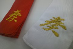 帯に刺繡加工した制作事例。赤地×金、白地×金の組み合わせで華やかな印象。