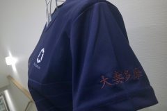 紺色のTシャツに紫の糸色で学校名を左袖に刺繡した制作事例。
