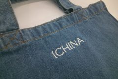 デニム素材の名前入りのオリジナルトートバッグ。