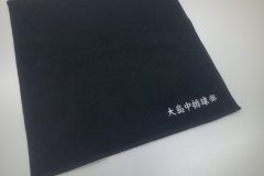お持ち込みの黒のハンドタオルにチーム名を刺繍した制作事例。
